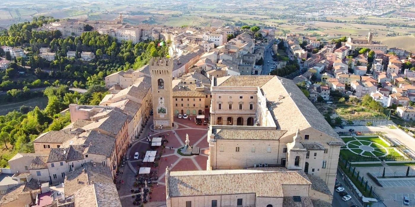 Recanati miestelis, jo aikštės ir jaukus kasdienis ritmas